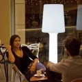 nowoczesna lampa tarasowa LED w  kształcie lampy podłogowej z abażurem