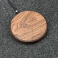 łądowarka indukcyjna drewniana circle orzech5.jpg