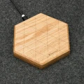 ładowarka drewniana hexagon dąb5.jpg