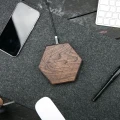 ładowarka drewniana hexagon orzech1.jpg