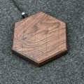 ładowarka drewniana hexagon orzech5.jpg