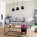 Nowoczesna lampa sufitowa z wiszącymi metalowymi kloszami