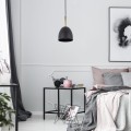 Nowoczesna lampa sufitowa z wiszącymi metalowymi kloszami