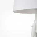 biała lampa stojąca na trzech nogach